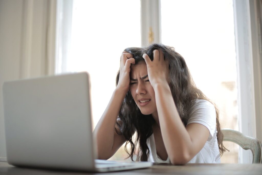 Chica con estrés crónico que puede contribuir al desarrollo de trastornos del sueño, como el insomnio.