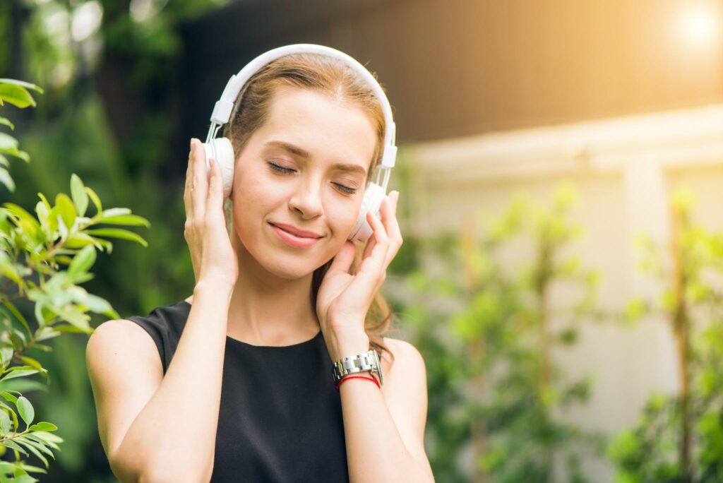 chica escuchando música relajante